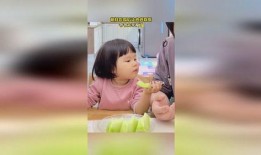 萌娃和爸爸吃瓜视频,温馨亲子时光