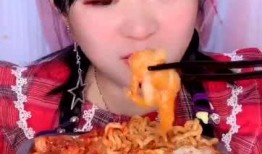 吃无骨鸡瓜小姐姐视频,小姐姐的创意烹饪秀