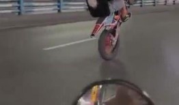 给警察发吃瓜视频违法吗,警察转发是否违法？